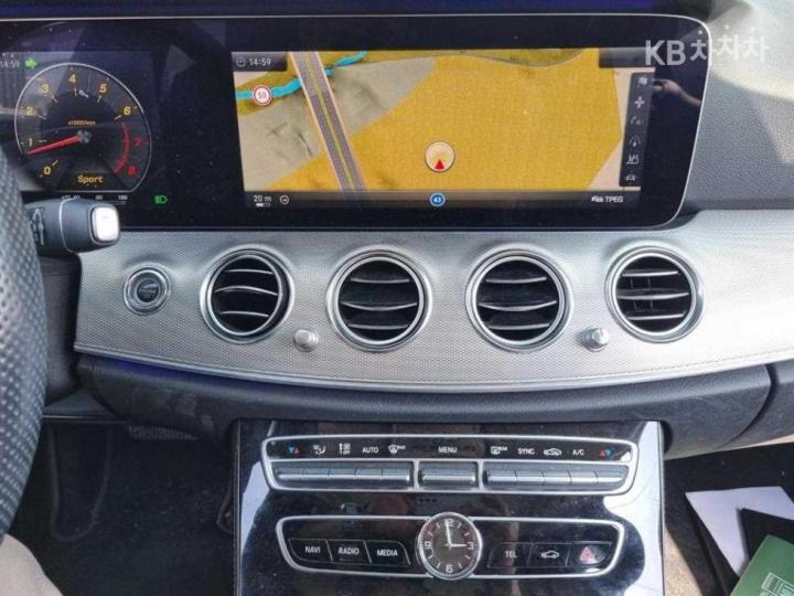 Mercedes-Benz E-Class W213 E300 Avantgarde 6