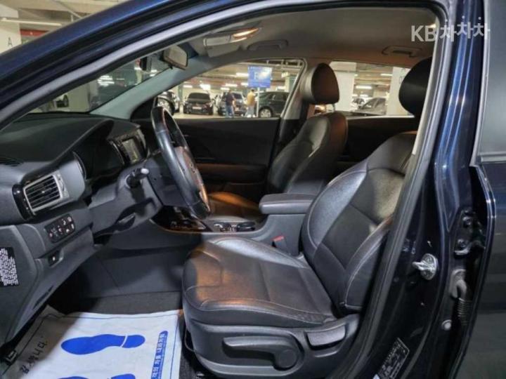 Kia Niro 1.6 Prestige 8