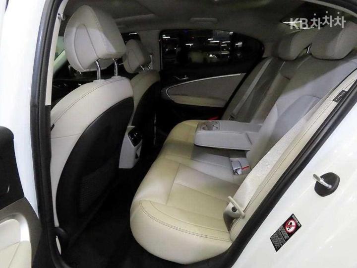 Genesis G70 2.2D Advanced 8