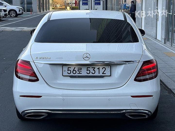 Mercedes-Benz E-Class W213 E220d Avantgarde 3