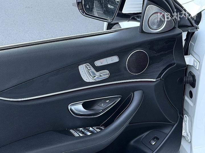 Mercedes-Benz E-Class W213 E220d Avantgarde 4