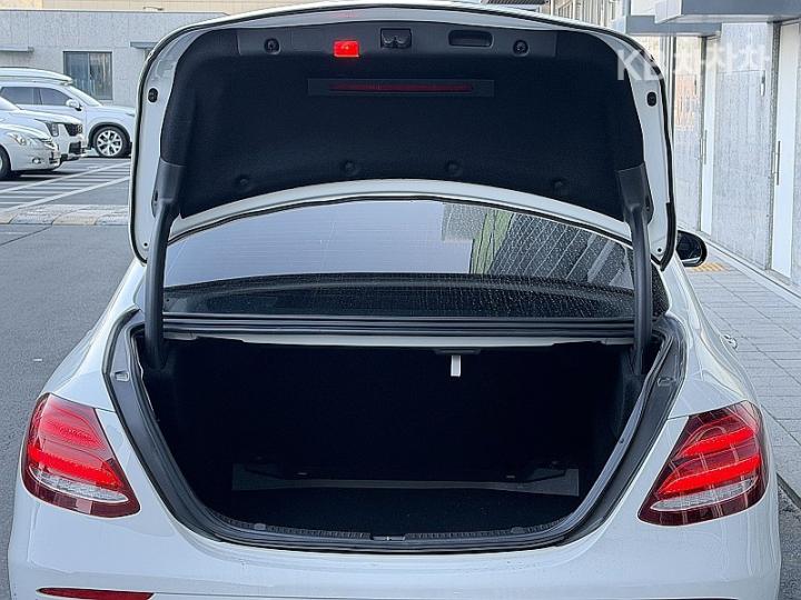 Mercedes-Benz E-Class W213 E220d Avantgarde 5