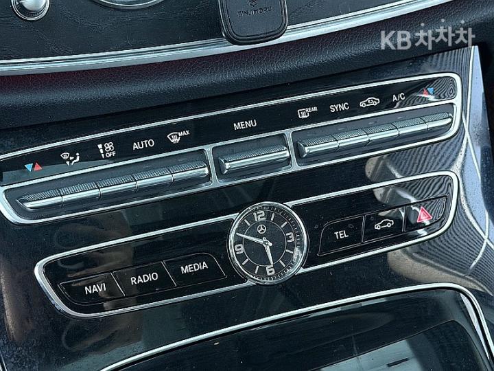 Mercedes-Benz E-Class W213 E220d Avantgarde 9