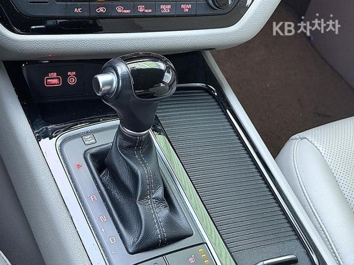 Kia Carnival 2.2 Diesel Prestige 8