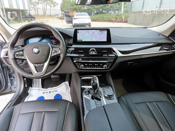 BMW 5 Series G30 520i Luxury 8
