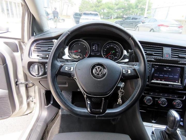 Volkswagen Golf 1.6 TDI BlueMotion MK7 9