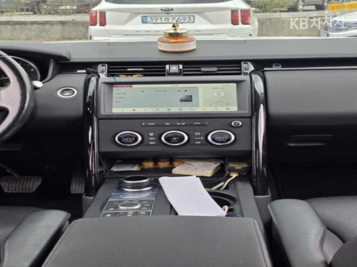 Land Rover Discovery 5 2.0 SD4 SE 7