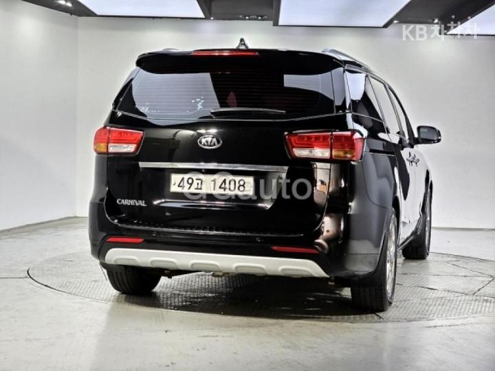 Kia Carnival 2.2 Diesel Prestige 4