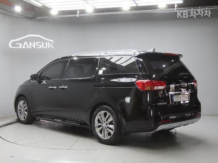 Kia Carnival 2.2 Diesel Prestige 4