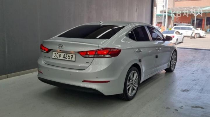 Hyundai Avante AD 1.6 GDi Value Plus 4