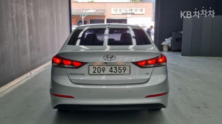 Hyundai Avante AD 1.6 GDi Value Plus 9