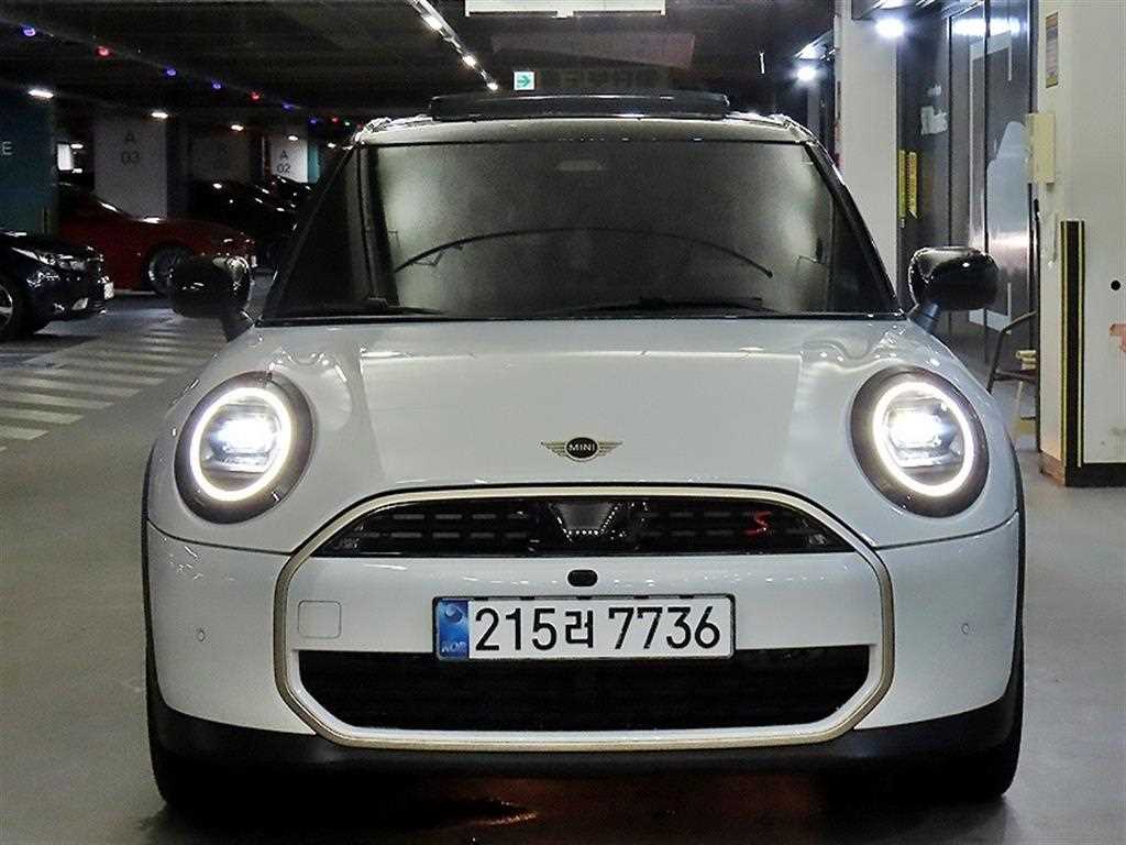 2024 MINI 4 photo