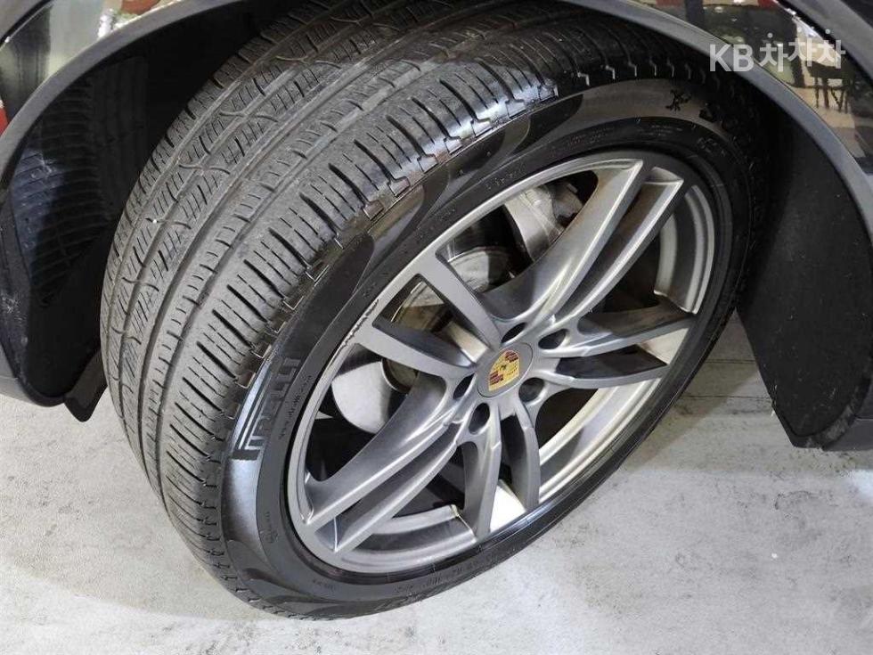 Porsche Cayenne — miniaturë 19