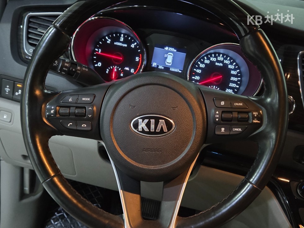 Kia Carnival — miniaturë 10