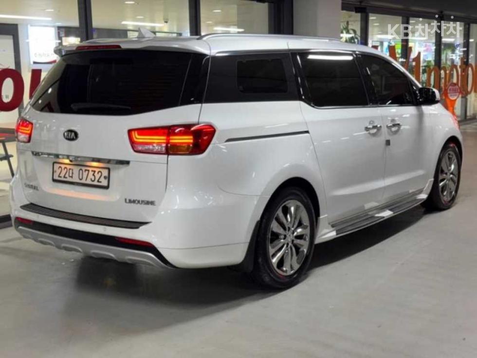 Kia Carnival — miniaturë 4