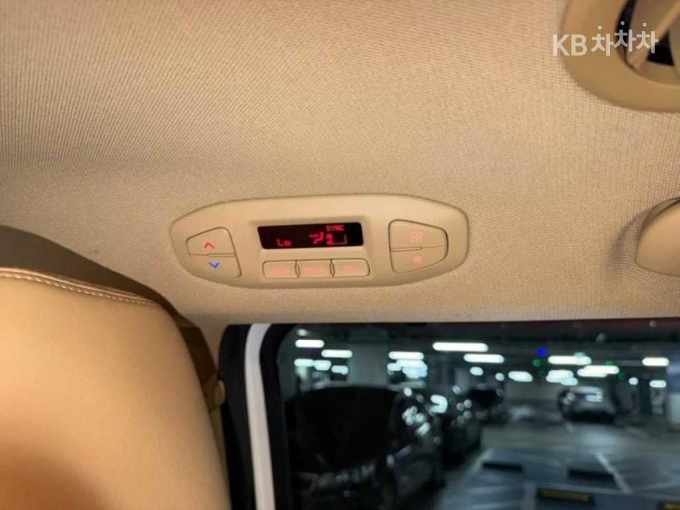 Kia Carnival — miniaturë 17