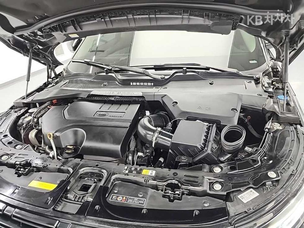 2025 Land Rover Used Car photo