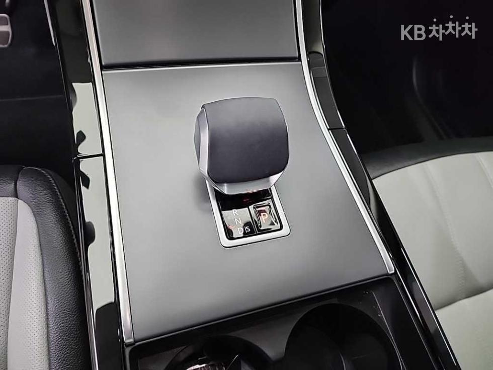 2025 Land Rover Used Car photo