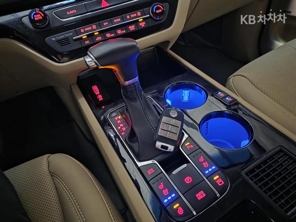 Kia Carnival — miniaturë 15
