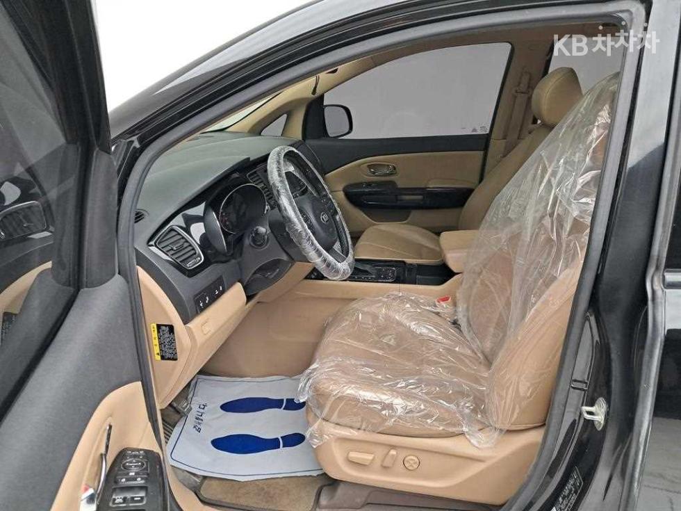 Kia Carnival — miniaturë 11