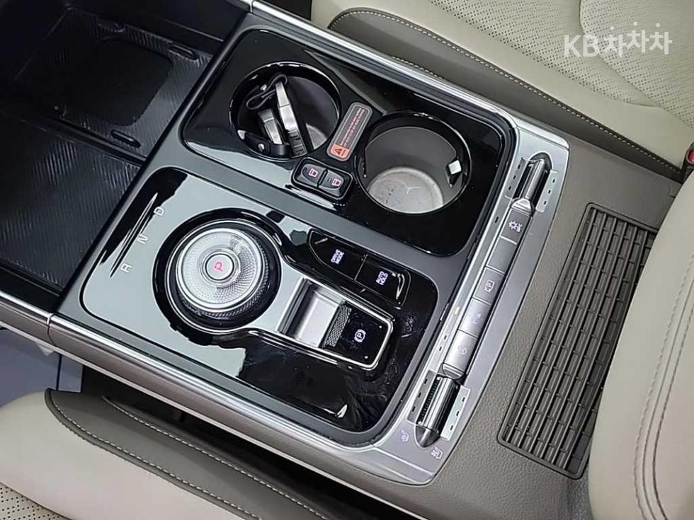 2024 Kia 4 photo