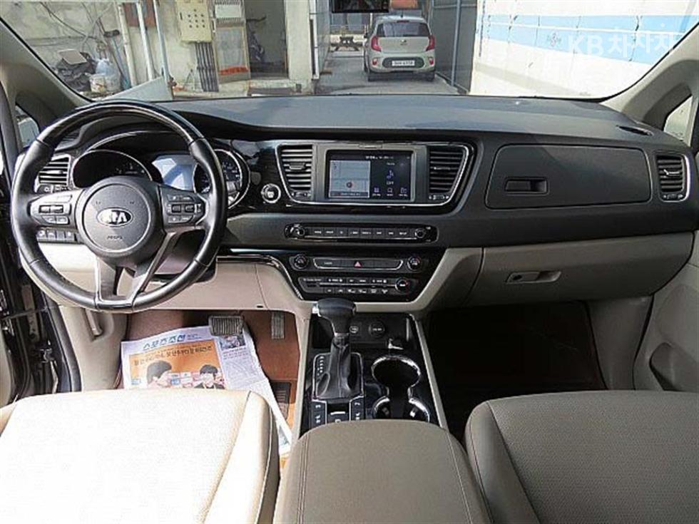 Kia Carnival — miniaturë 5