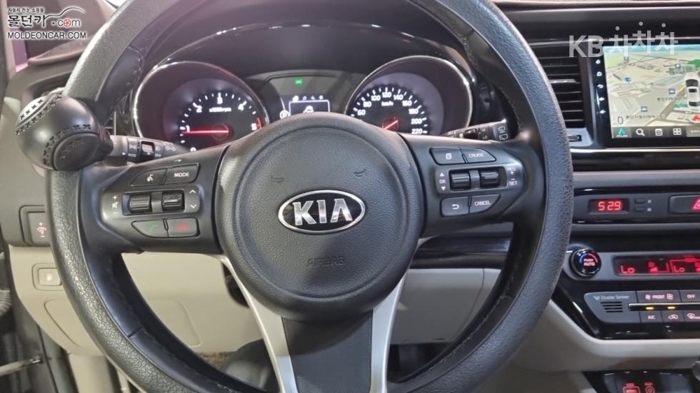 Kia Carnival — miniaturë 11