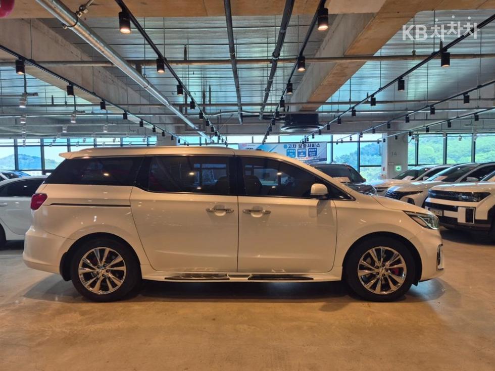 Kia Carnival — miniaturë 3
