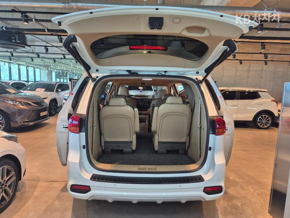 Kia Carnival — miniaturë 8