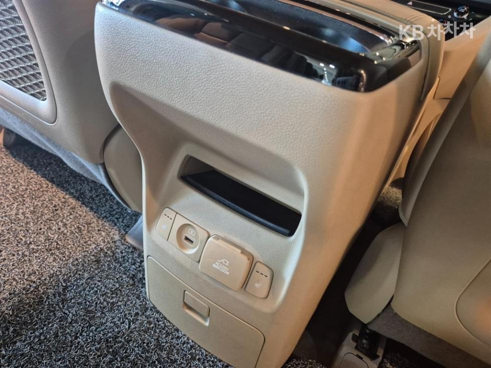 Kia Carnival — miniaturë 11