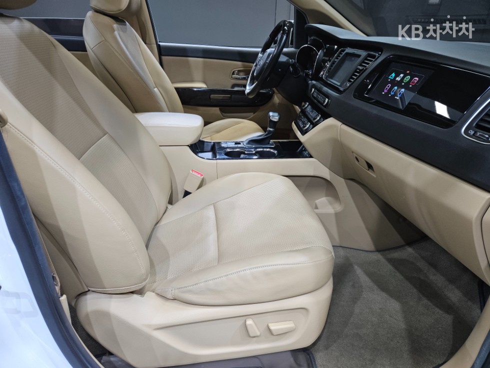 Kia Carnival — miniaturë 17