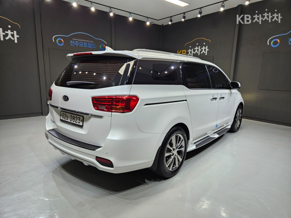 Kia Carnival — miniaturë 4