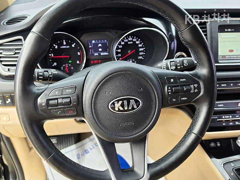 Kia Carnival — miniaturë 9