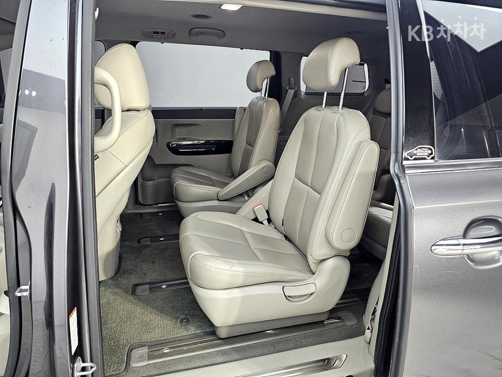 Kia Carnival — miniaturë 9