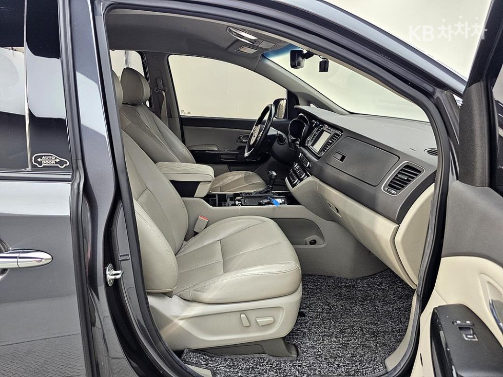 Kia Carnival — miniaturë 11