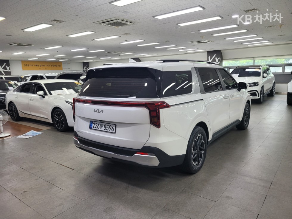 Kia Carnival — miniaturë 4