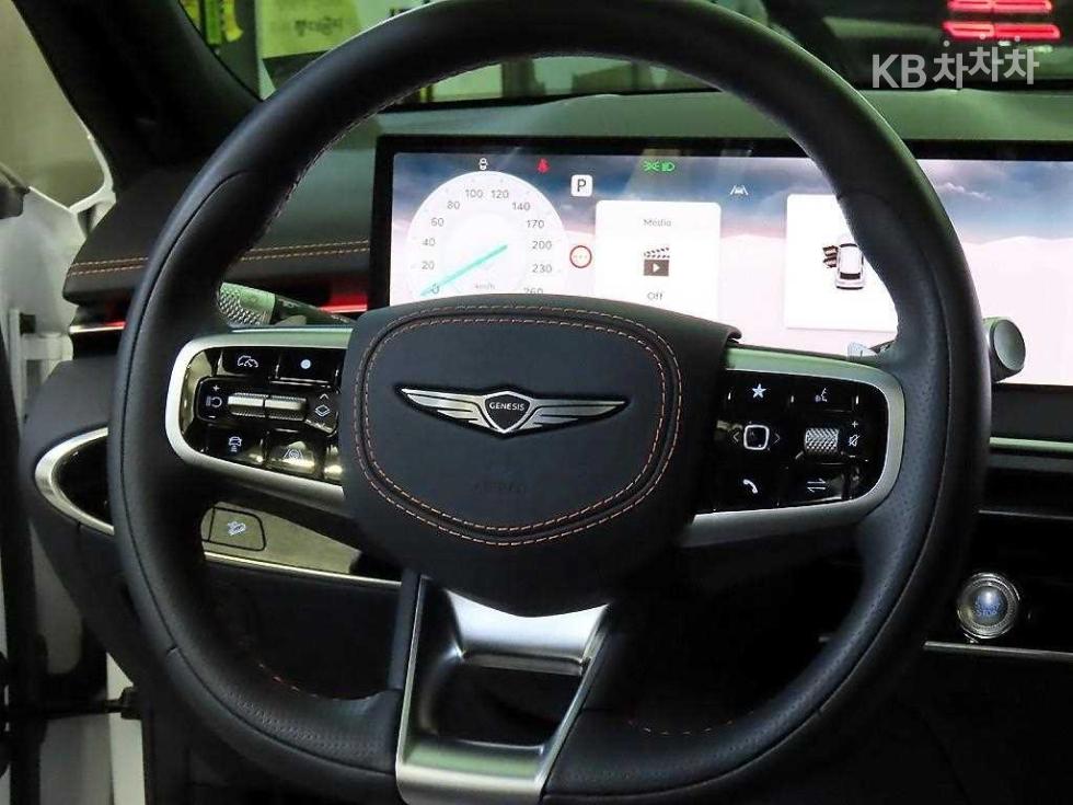 2024 Genesis GV70 photo