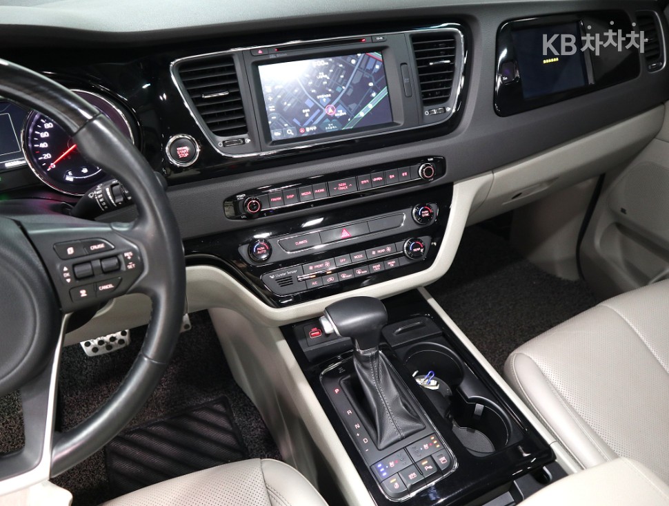 Kia Carnival — miniaturë 11