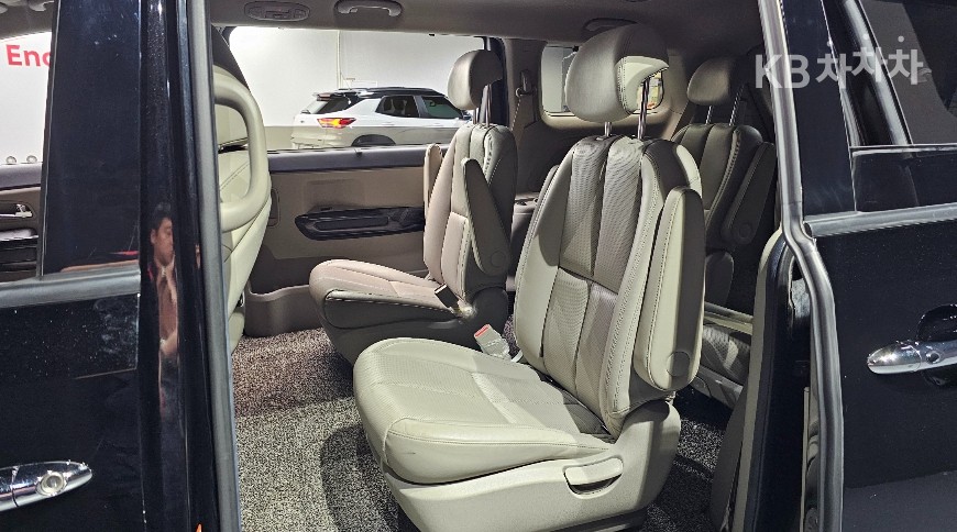 Kia Carnival — miniaturë 11