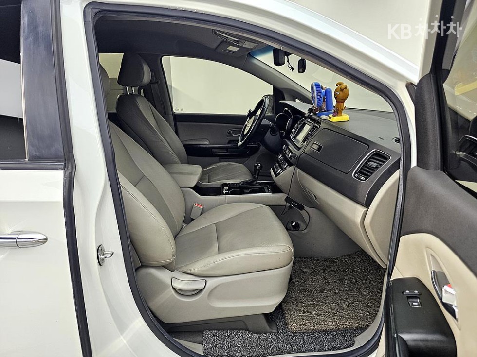 Kia Carnival — miniaturë 11