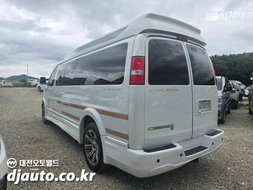Chevrolet Express — miniaturë 16