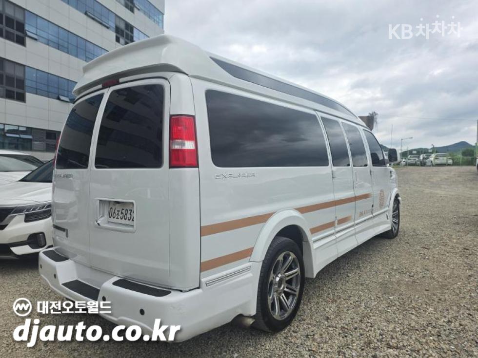 Chevrolet Express — miniaturë 17