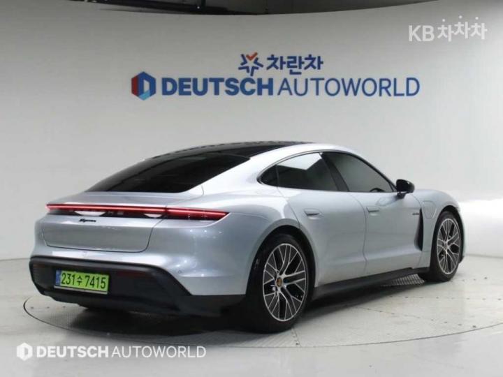 Porsche Taycan — miniaturë 2