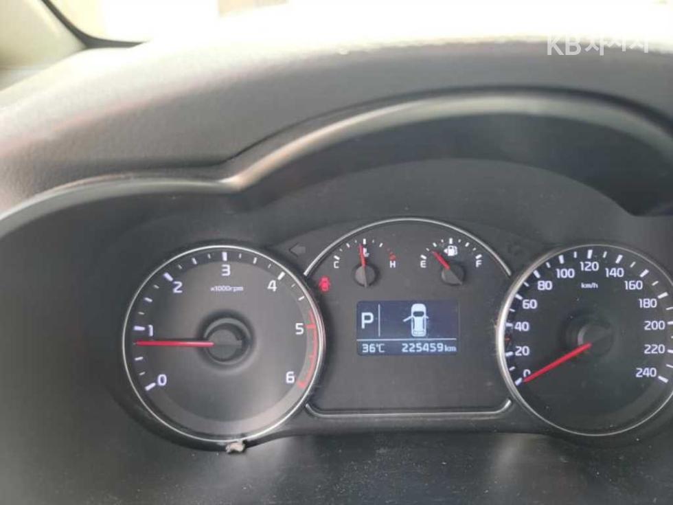 Kia Carens — miniaturë 10