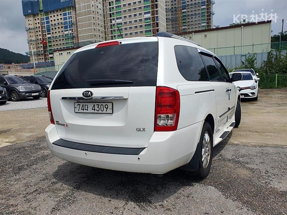 Kia Carnival — miniaturë 4