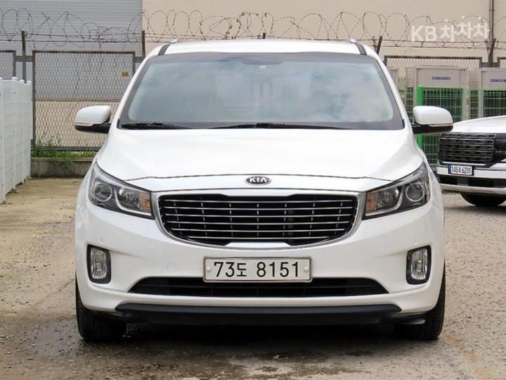 Kia Carnival 9-seater prestige — foto 1