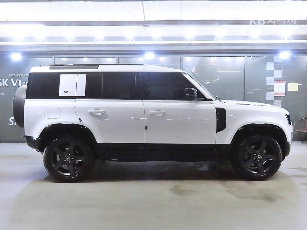 2021 Land Rover (L663) photo