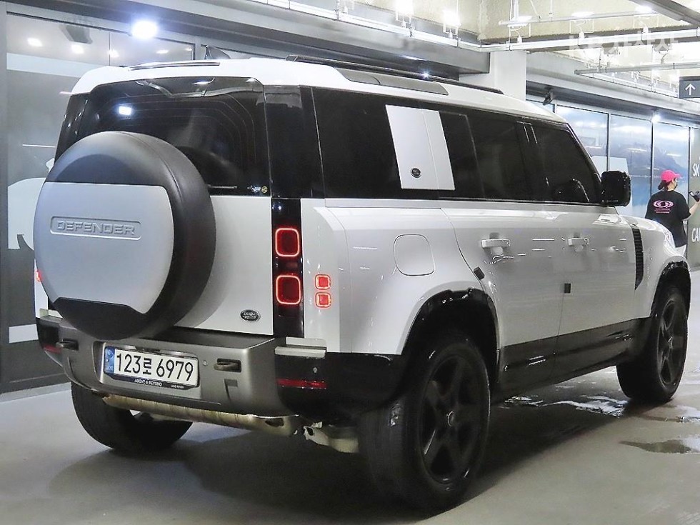 2021 Land Rover (L663) photo