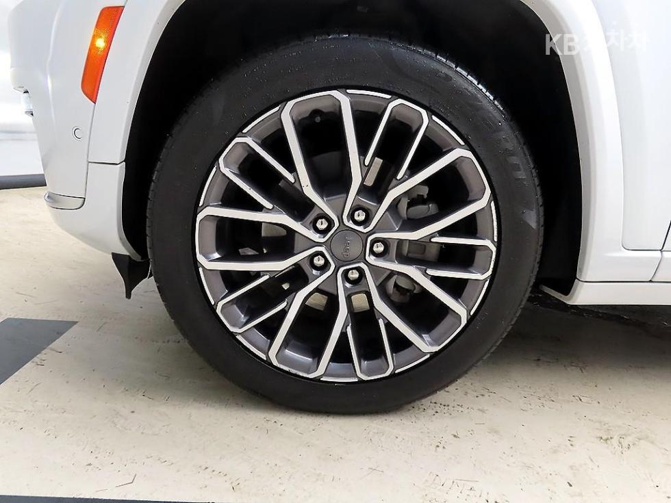2023 Jeep (WL) photo