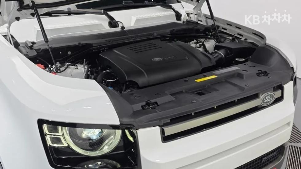 2023 Land Rover (L663) photo